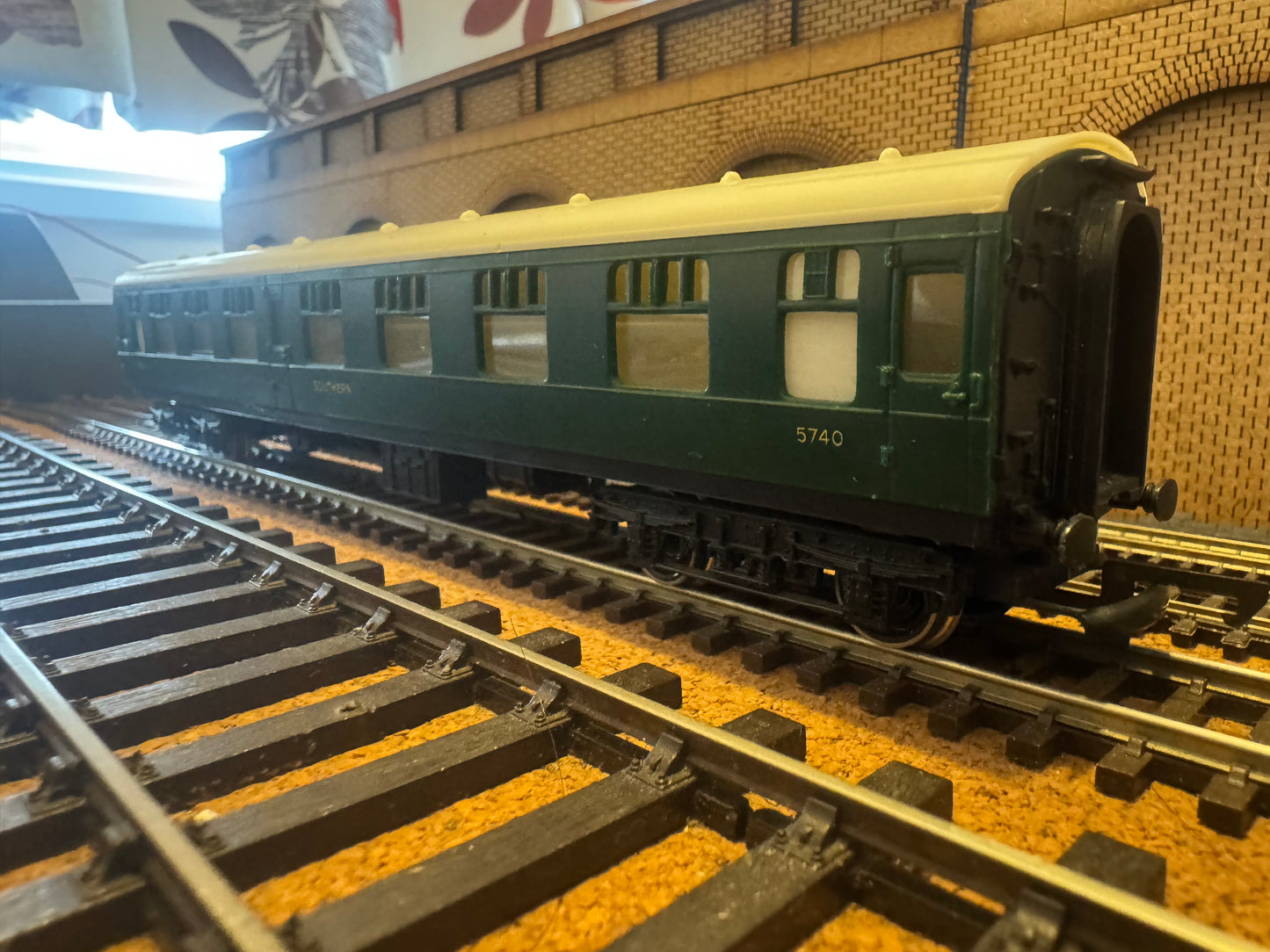 Tri-ang Hornby R933 (OO) British Railways MK1 Second Corridor No.5740 in Southern Railway Green. 