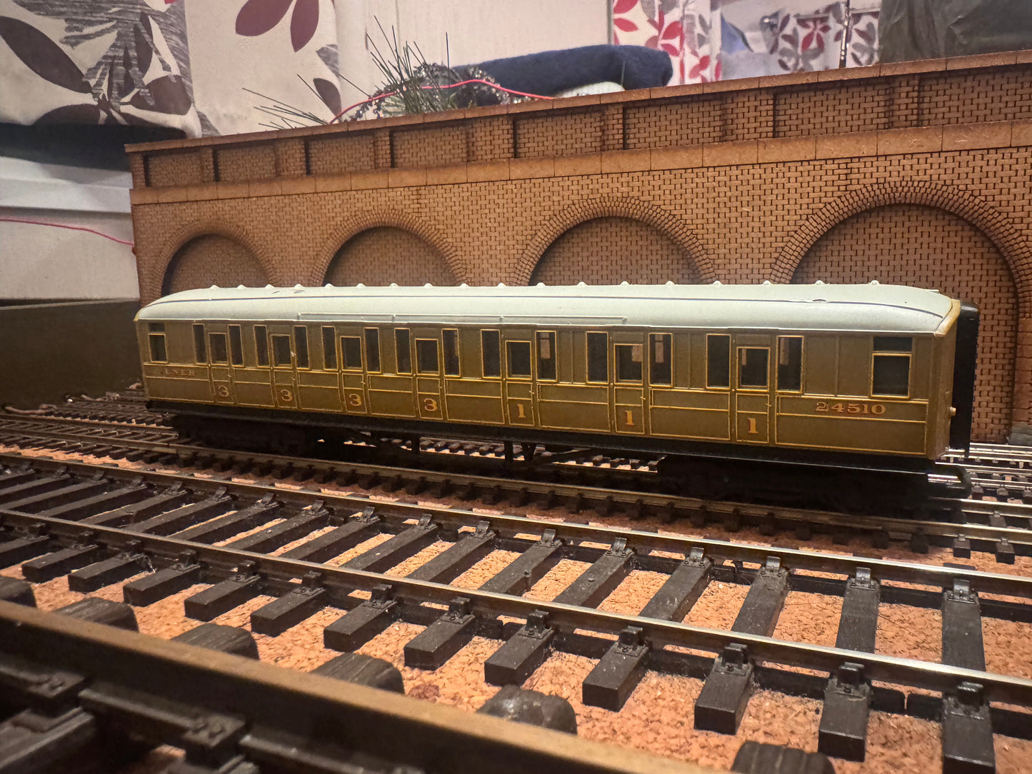 Hornby R1129 (OO) London North Eastern Railway ‘Gresley’ Corridor Composite Coach No.24510