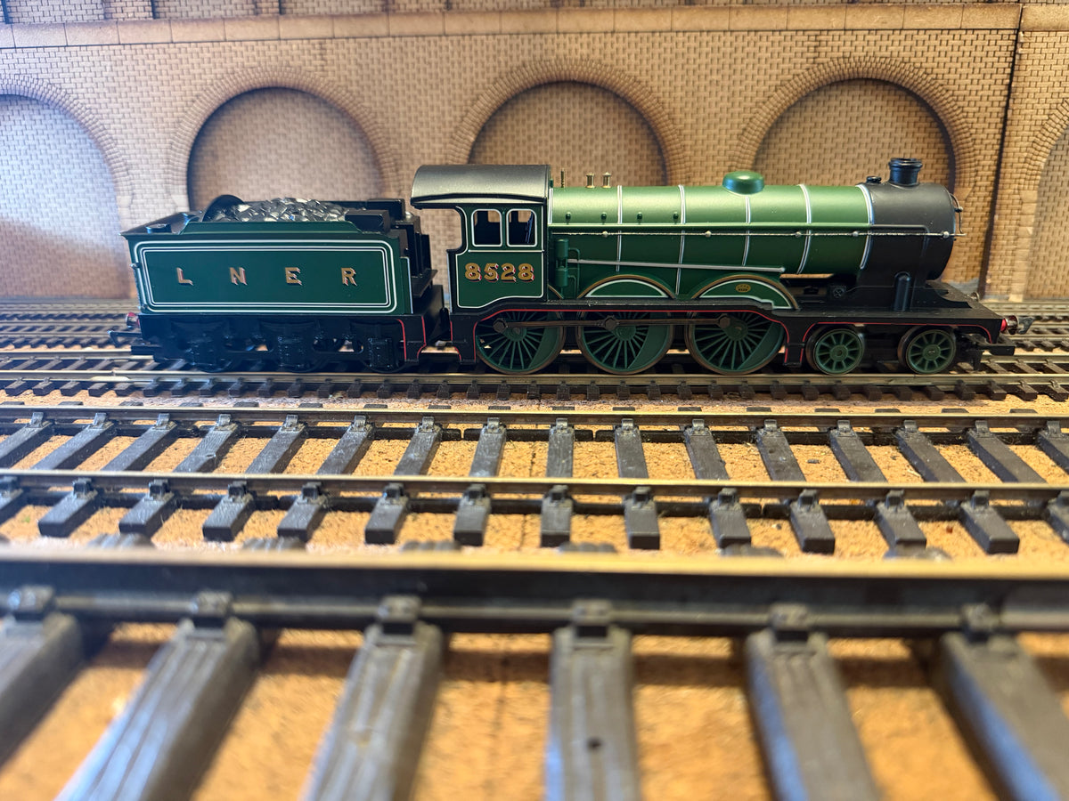 Hornby R1122 (OO) Ex GER, B12/3 No.8528 in London North Eastern Railway Apple Green 