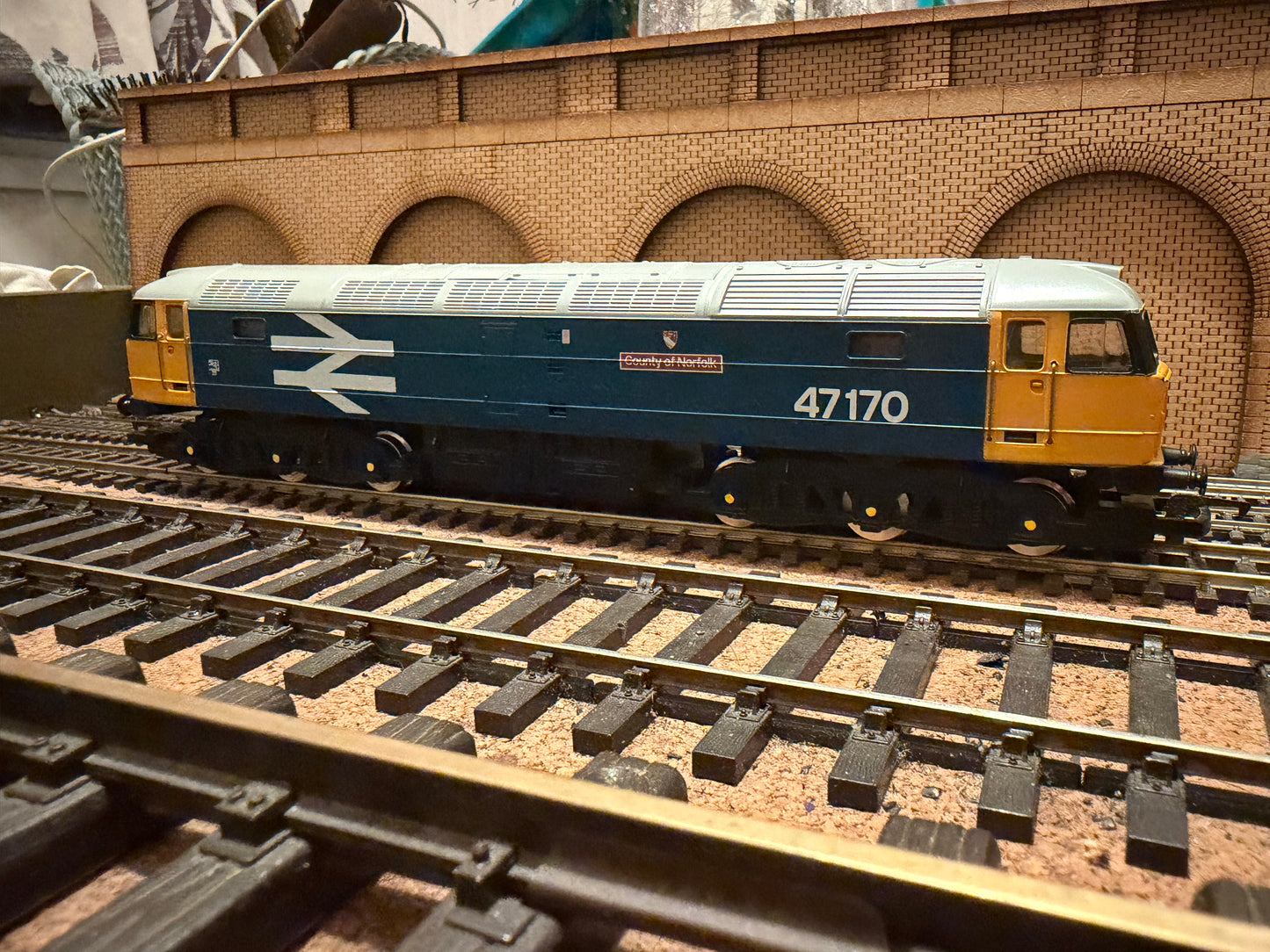 Hornby R307A (OO) British Railways Class 47 No.47170 “County of Norfolk” in BR Large Logo Blue 