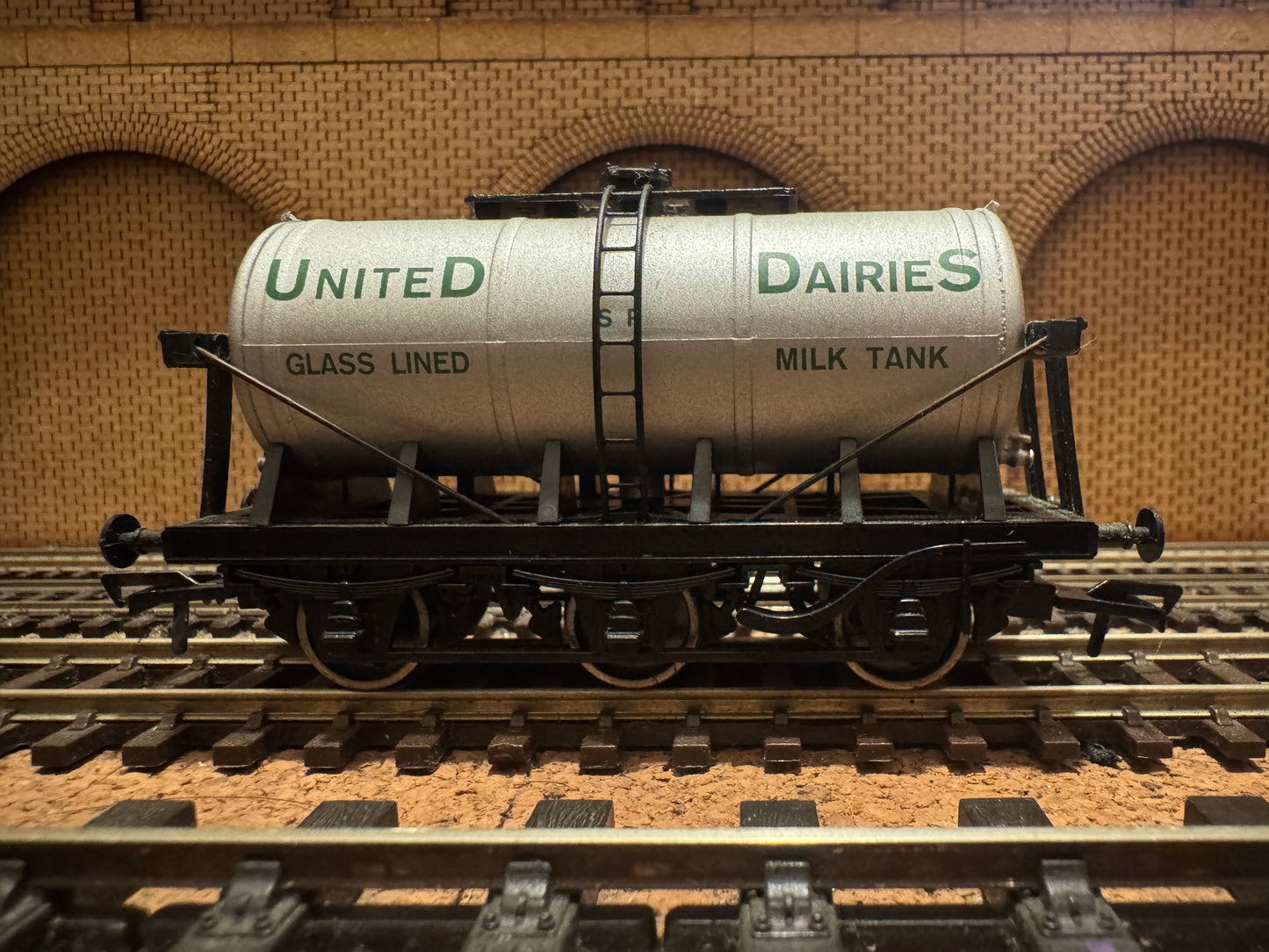 Dapol 4F-031-027 (OO) Southern Railway, 3000 Gallon, United Dairies Six Wheel Glass lined Milk Tank.