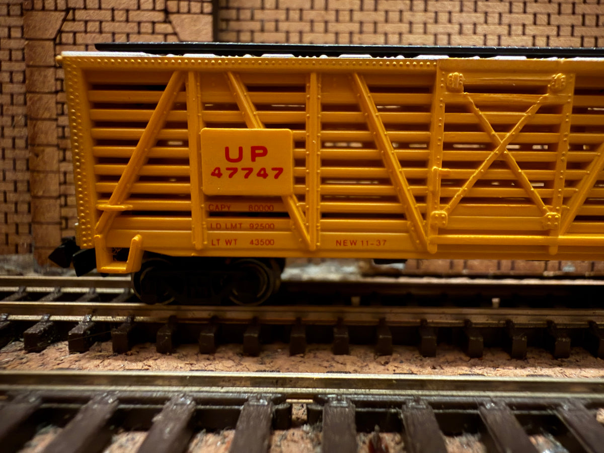 Bachmann Silver Series 71551 (N Scale) Union Pacific Railroad, 40ft Livestock Car No.47747 in UPR Yellow & Sliver 