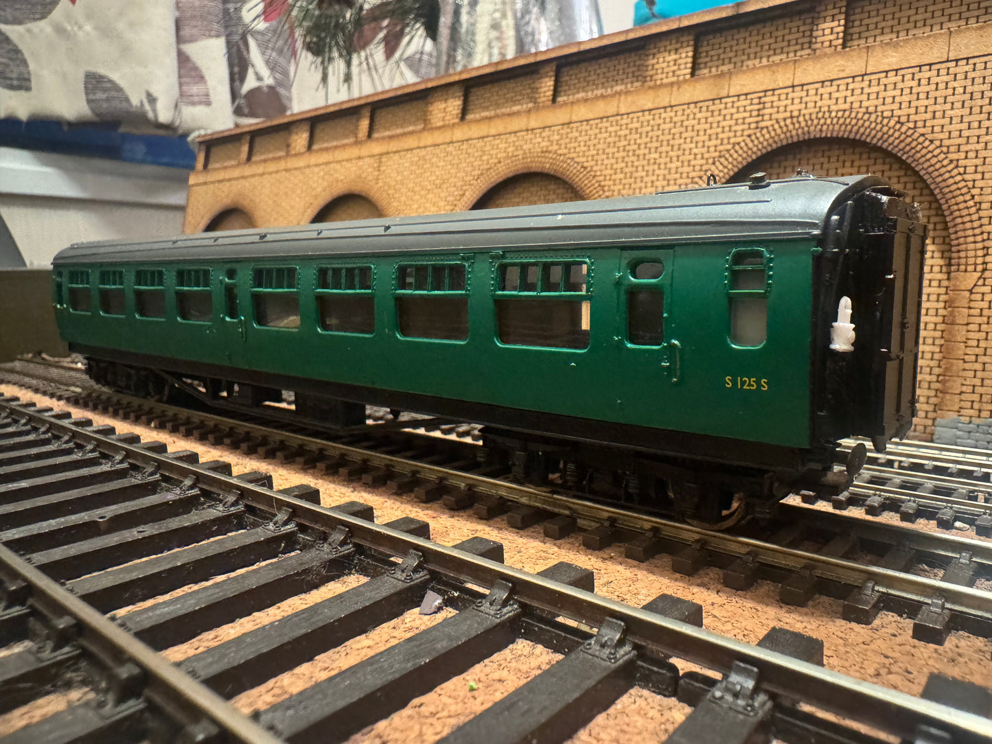 Bachmann 34-525B (OO) Ex SR ‘Builleid’ 63ft Steel Body, Corridor Second No.S125S in British Railways Southern Region Green. 