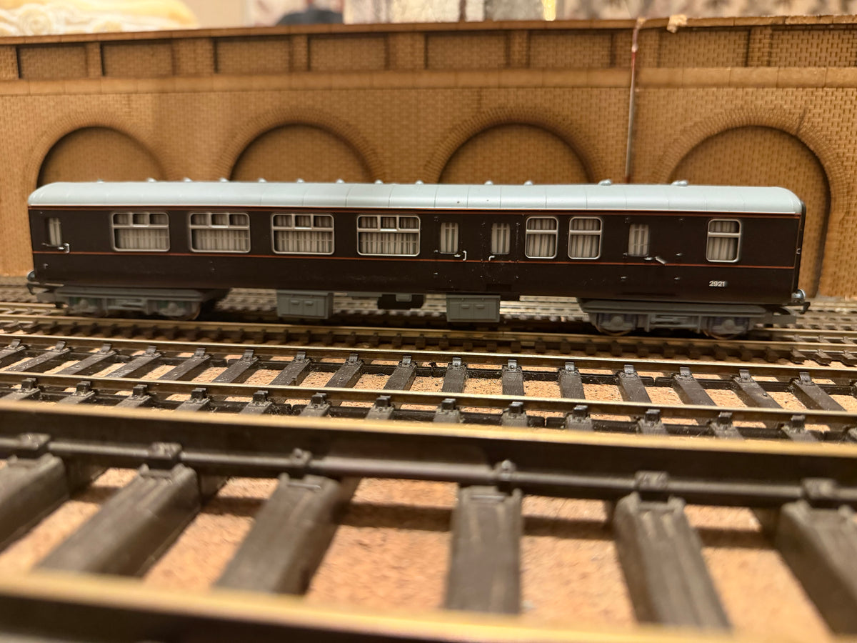 Hornby R2370 (OO) Ex British Rail, Mk2B Brake First Corridor, Royal Household Couchette / Support Coach No.2921 in EWS / DB Cargo Royal Rail Dark Claret 