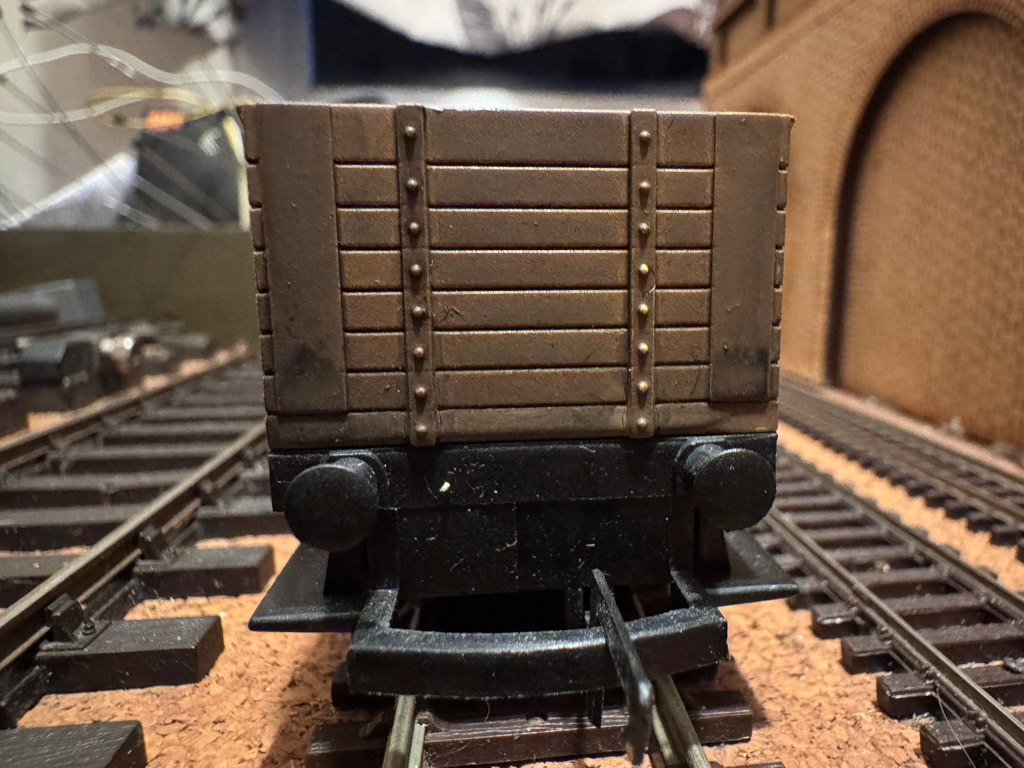 Hornby R1085 (OO) Long Wheel Base Severn Plank Wagon. Un-numbered / Repainted
