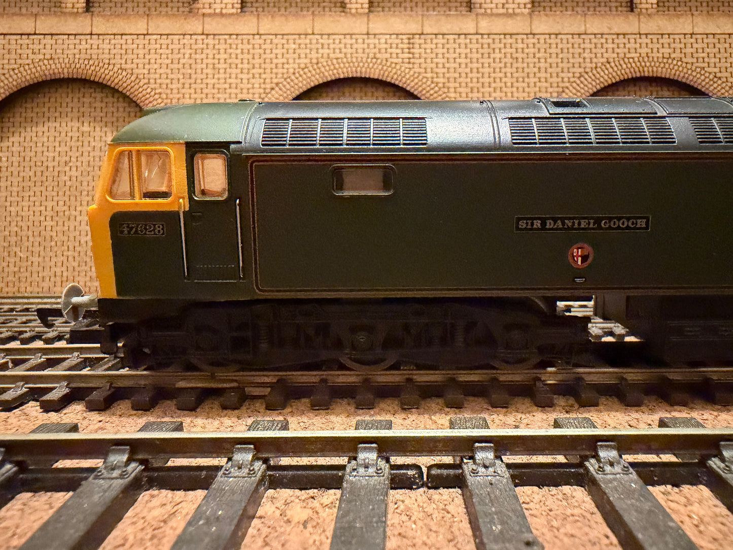 Lima 205213A (OO) British Railways Class 47/4 No.47628 “Sir Daniel Gooch” in GWR 150 Lined Brunswick Green
