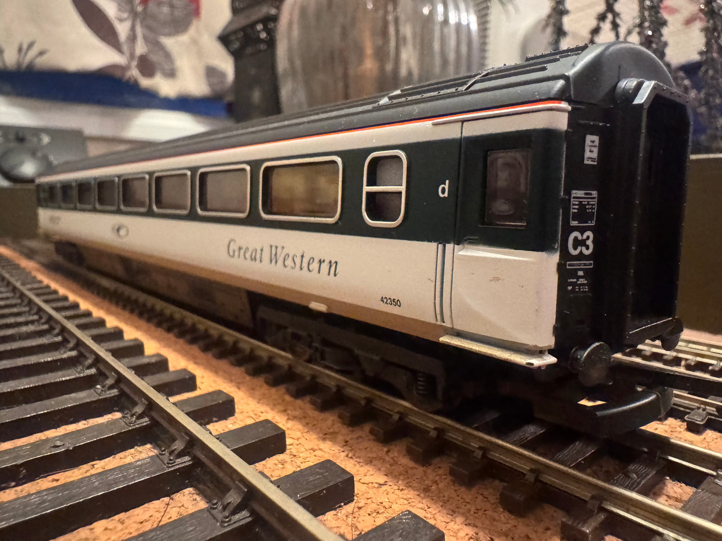 Lima (OO) Ex British Rail MK3s in Great Western ‘Merlin’ livery. Full Coaching Rake Bundle 