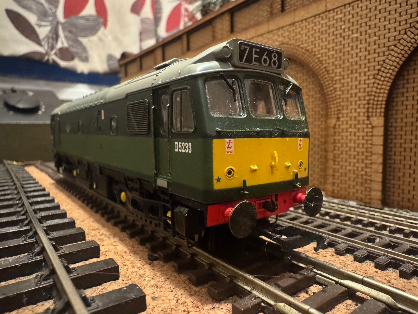 Bachmann 32-411 (OO) British Railways, Sulzer Type 2 [Class 25/2] No.D5233 in BR Two Tone Green. DCC Fitted 