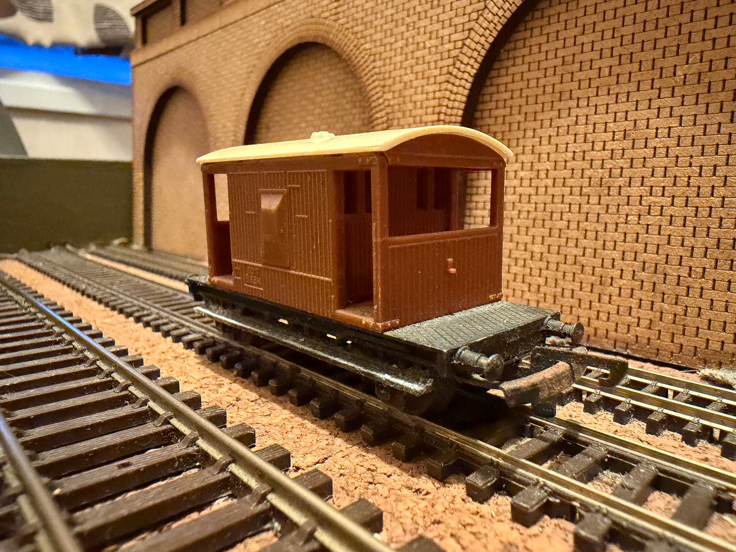 Tri-ang T72 (TT) British Railways 20T Brake Van No.B9514 in BR Brown 