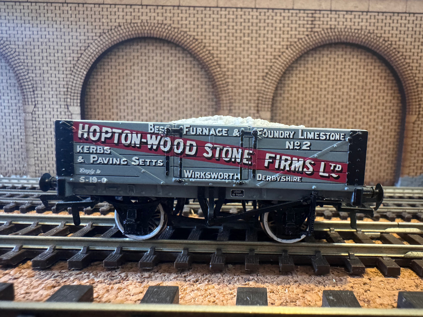 Bachmann 37-029 (OO) Hopton-Wood Stone Firms Ltd, Five Plank Wagon No.2 with load 