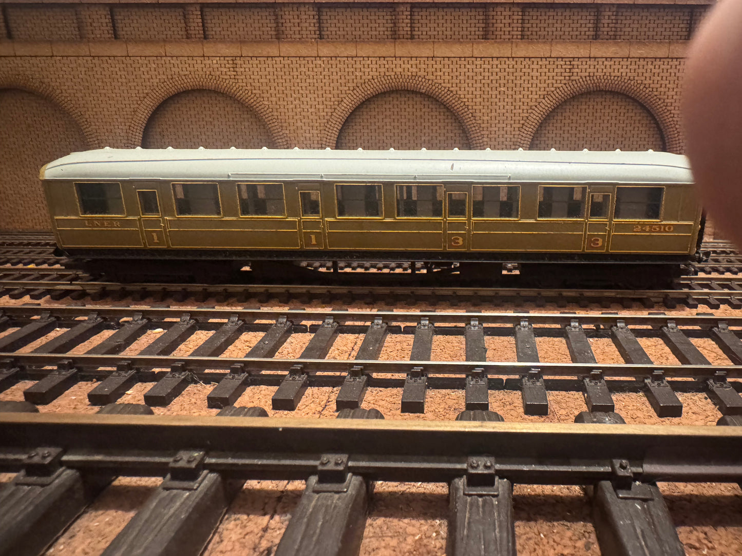 Hornby R1129 (OO) London North Eastern Railway ‘Gresley’ Corridor Composite Coach No.24510