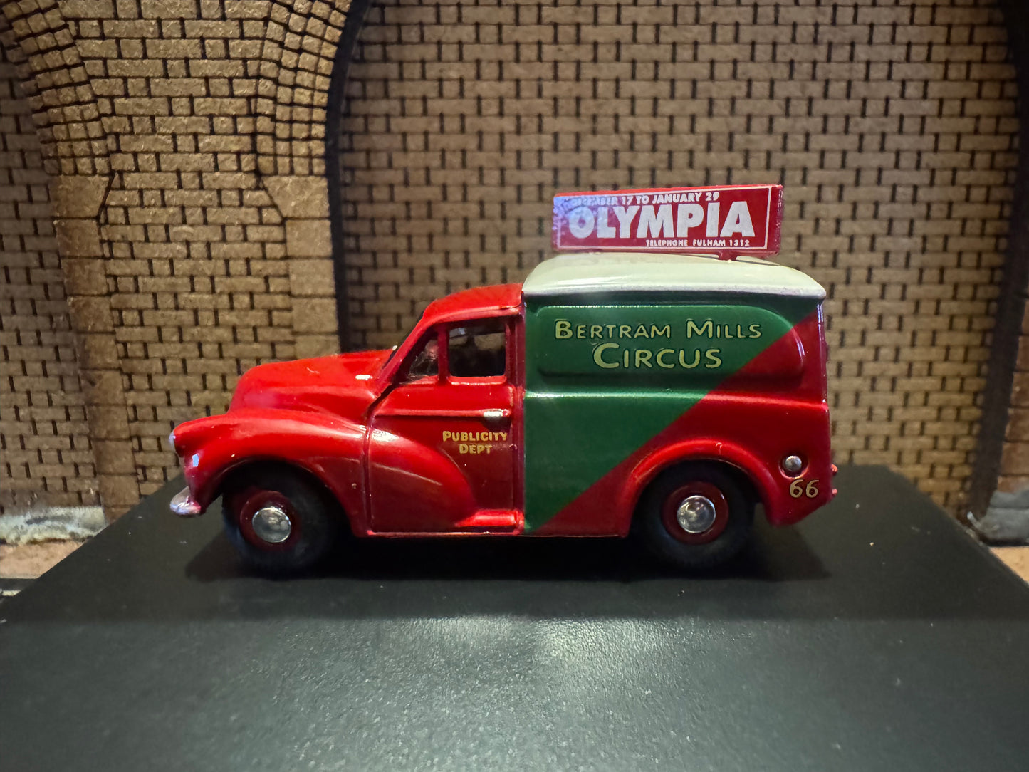 Oxford Diecast 76MM058 (OO / 1:76) Morris 1000 Van in Bertram Mills Cercus livery. 