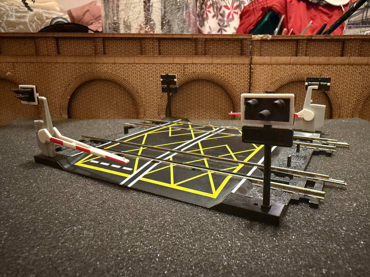 Hornby R636 (OO) Hornby R636 (OO) Double Track Level Crossing with Half barriers 