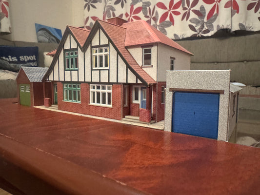 Metcalfe PO266 (OO / 1:76) 1930s Suburban Semi and Garages. Pre Made 