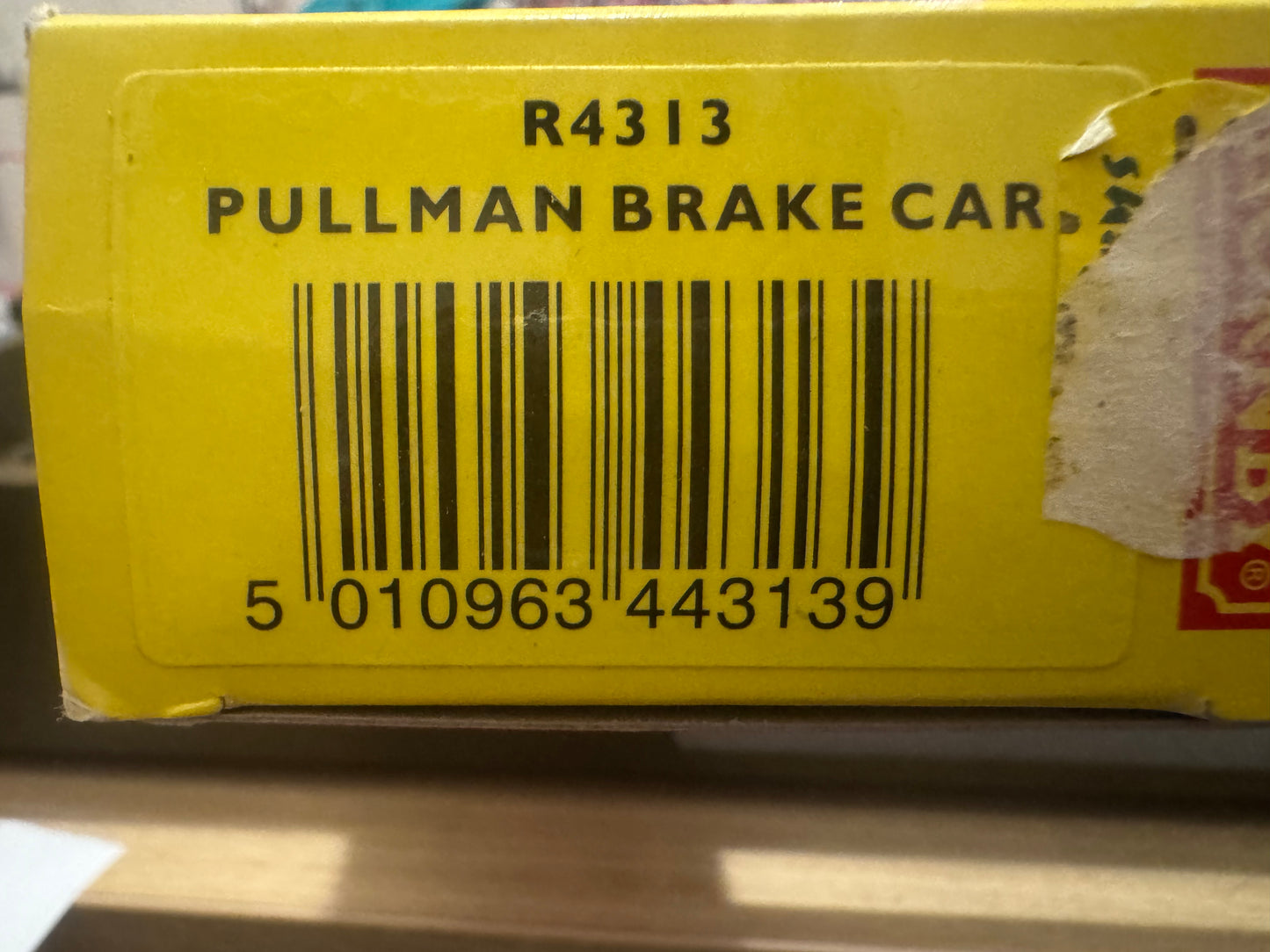 Hornby Railroad R4313 (OO) Pullman Class K Third Class Parlour Brake. 