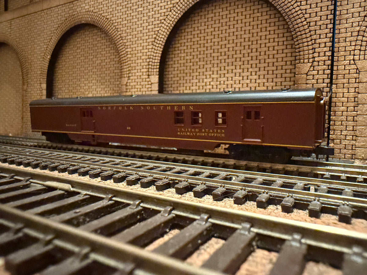 Con-Cor #0001-04022A (N Scale) Norfolk Southern 85ft Mail and Luggage Car No.96 in NS Maroon. £12