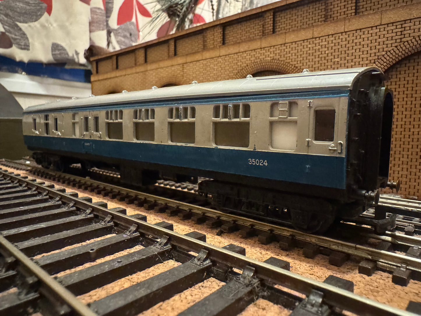 Tri-ang R729A (OO) British Railways MK1 Brake Corridor Second in British Rail Blue Grey.