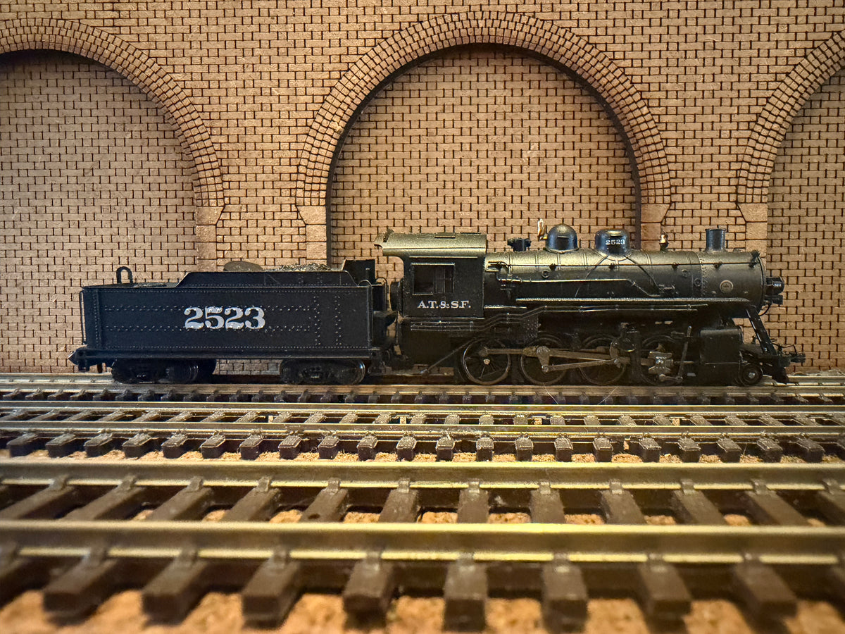 Bachmann Spectrum 81505 (N Scale) Baldwin 2-8-0 Consolidation No.2523 with medium tender in Atchison, Topeka and Santa Fe Railway Livery. DCC Ready 