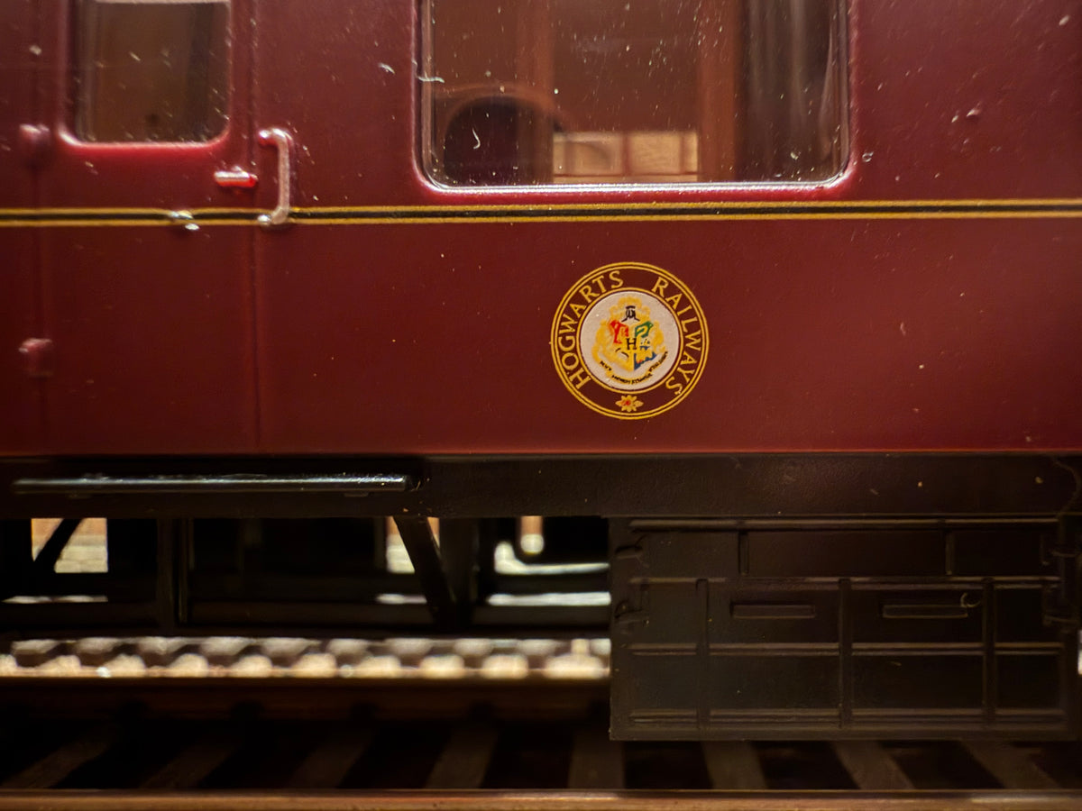 Hornby Harry Potter R4934A (OO) Ex British Railways MK1 Corridor Composite No.99721 in Hogwarts Railways Livery 