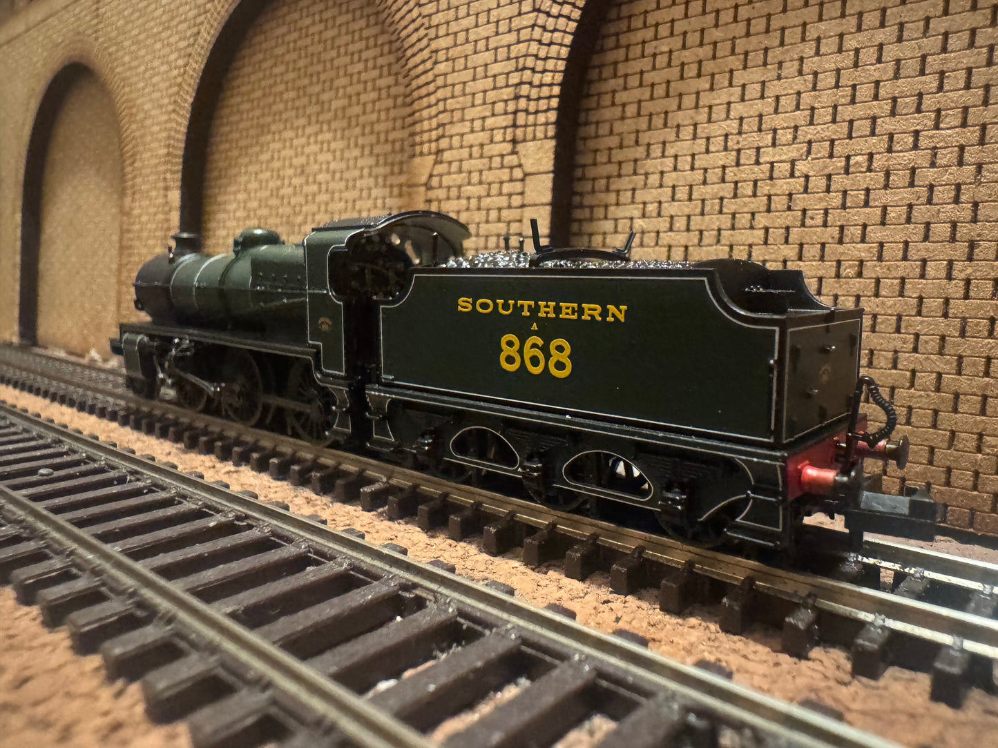 Graham Farish 372-930 Southern Railway N Class ‘Mongolipers’ No.A868 in Early Southern Olive Green. DCC Ready 