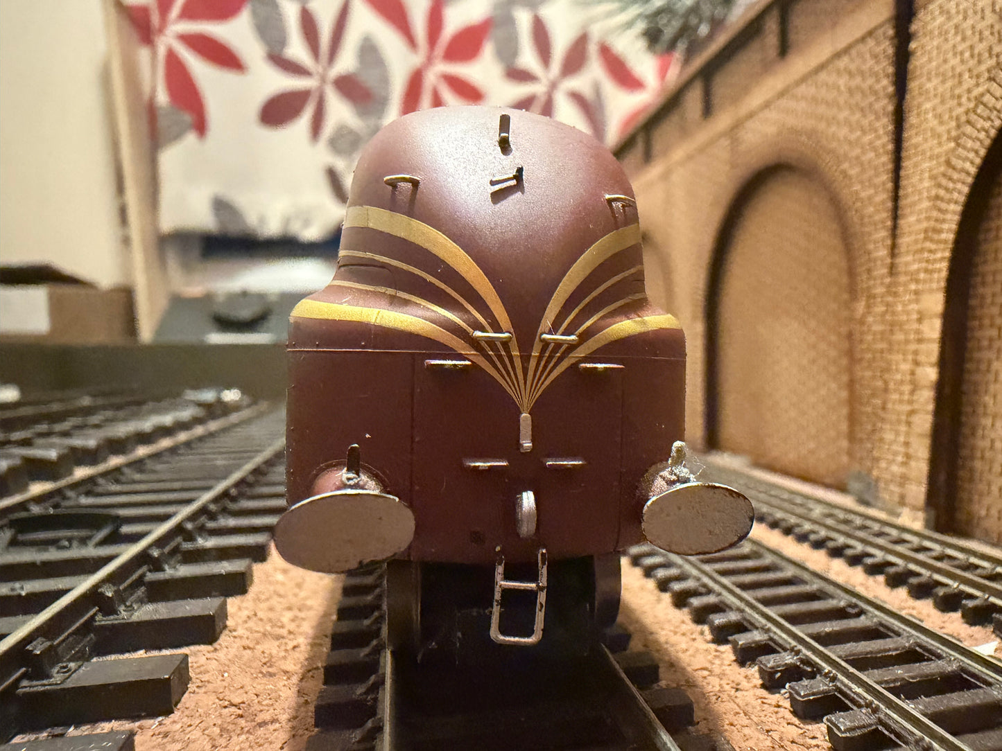 Hornby R2179 (OO) London Midland & Scottish Railway, Stanier 7P Streamlined ‘Princess Coronation’ No.6225 “Duchess of Gloucester” in LMS Crimson Lake & Gold Stripes