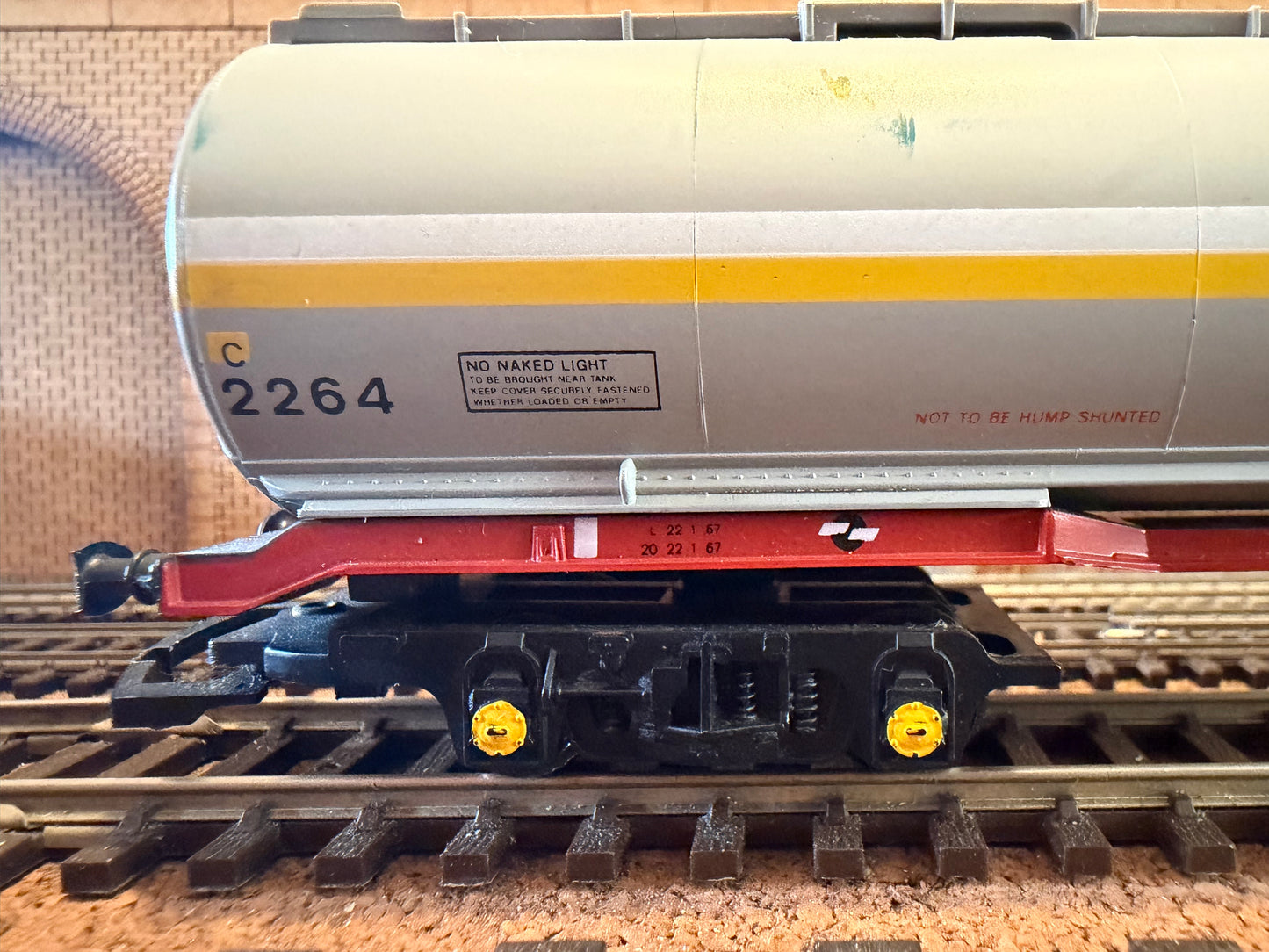 Hornby R669 (OO) British Rail 100T TEA Tank Wagon No.2264 in British Petroleum / Shell livery 