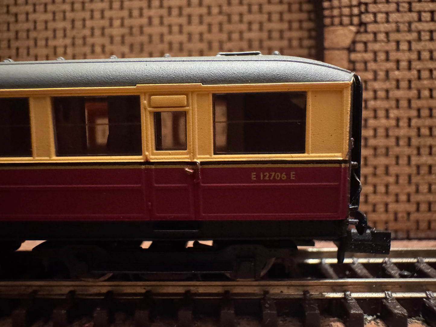 Dapol NC-60C (N Gauge) Ex LNER ‘Gresley’ Corridor Second No.E12706E in British Railways Blood and Custard Livery 
