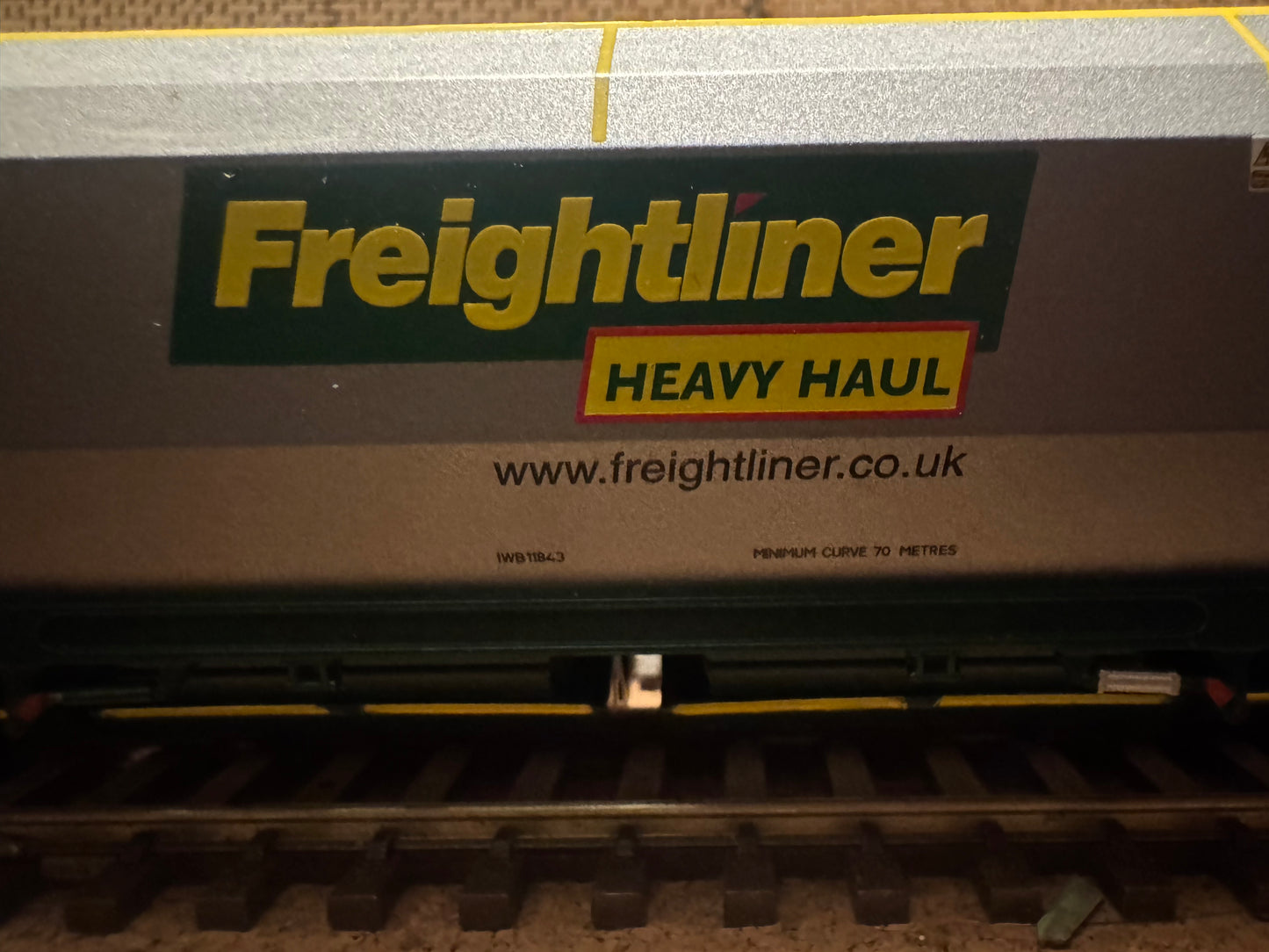 Bachmann 38-030A (OO) Freightliner 100T HHA Bogie Hopper with sliding end doors No.370429 in Freightliner Heavy Haul Livery with website address. 