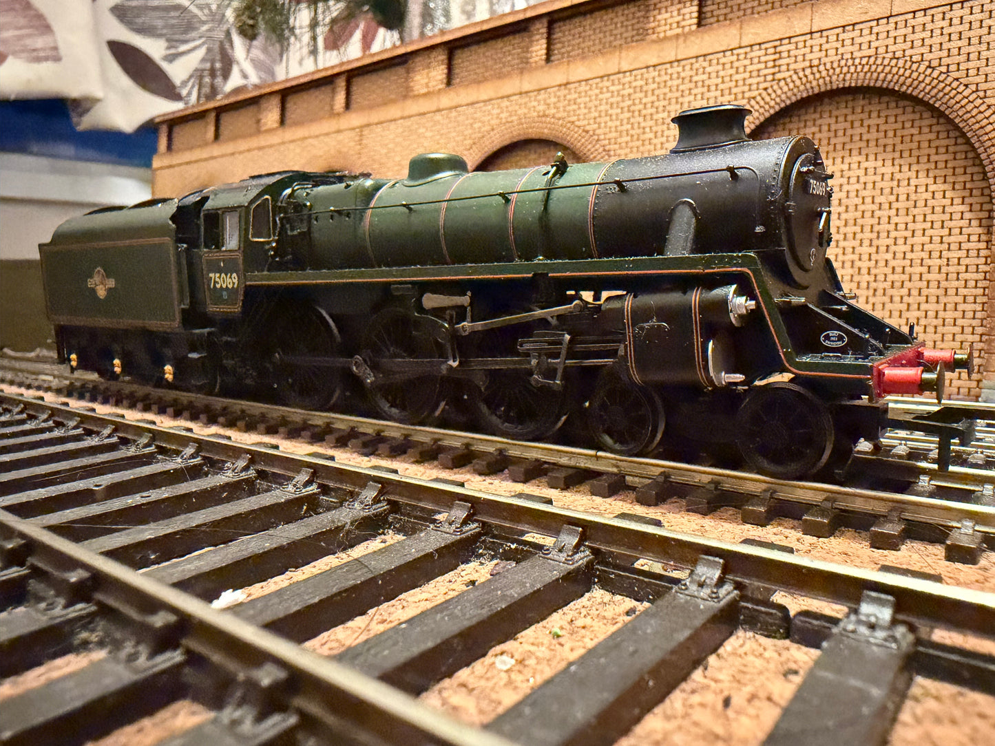 Bachmann 31-116 (OO) British Railways Standard 4MT 4-6-0 No.75069 with BR1B Tender in as Preserved BR Western Region Lined Green. DCC Fitted 