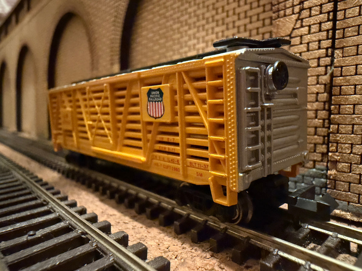 Bachmann Silver Series 71551 (N Scale) Union Pacific Railroad, 40ft Livestock Car No.47747 in UPR Yellow & Sliver 