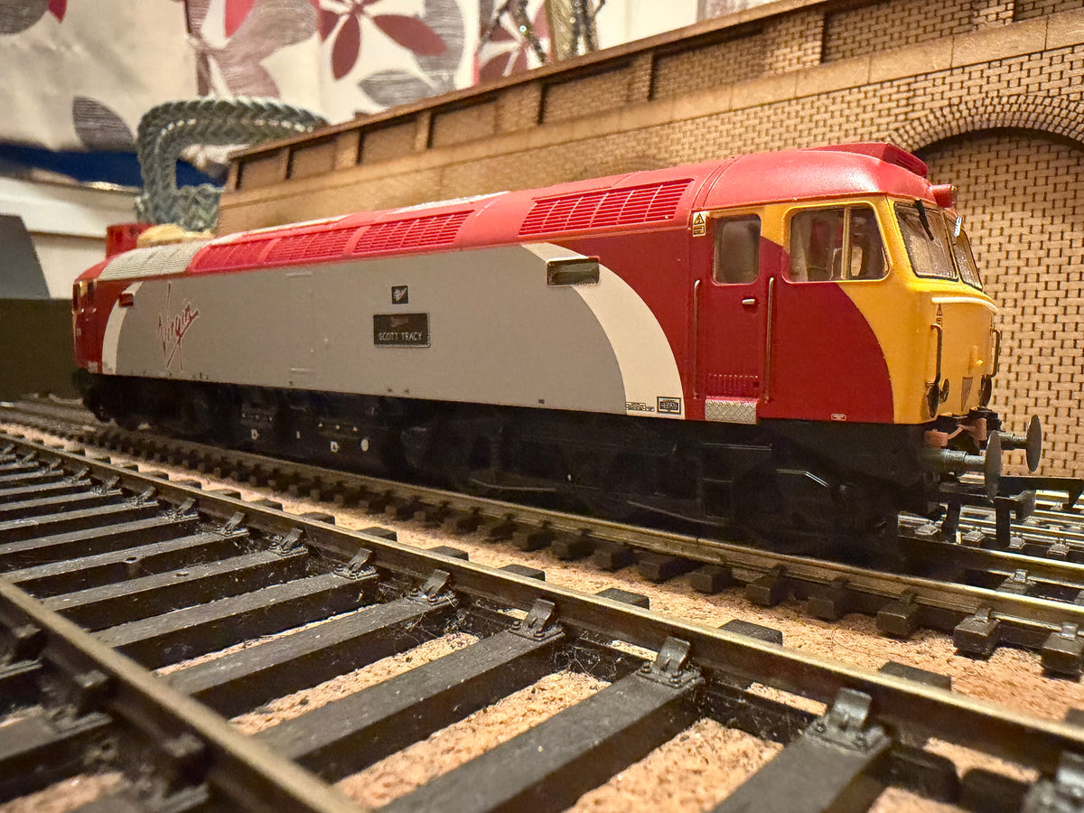 Bachmann 32-751 (OO) Brush Traction / Virgin Trains Class 57/3 No.57301 “Scott Tracey” in Virgin Trains Livery and Pre Dellner Coupling Condition. DCC Ready