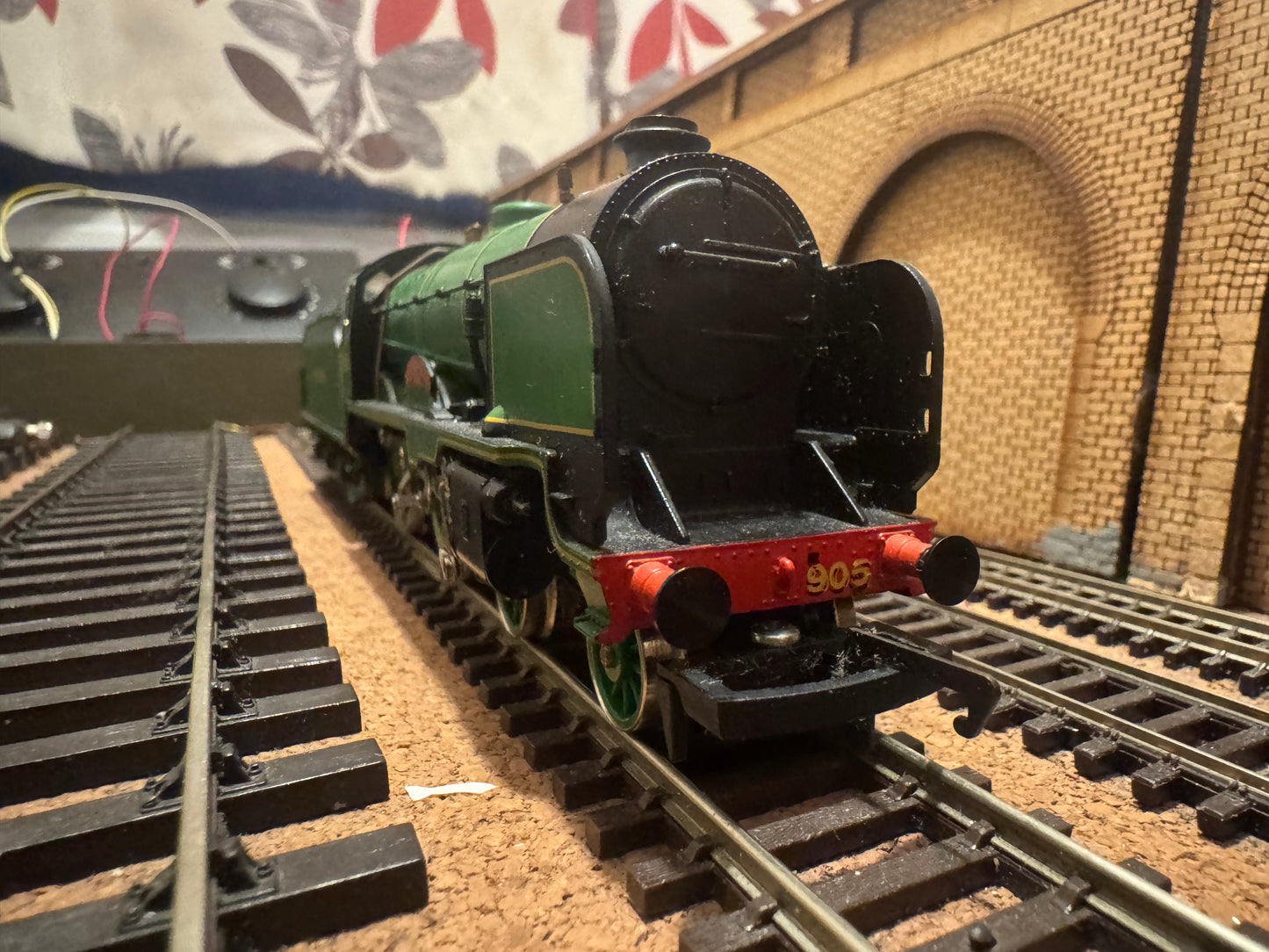 Hornby / Royal Doulton R648 (OO) ‘Waiting to Go’ Special Edition Collectors Set