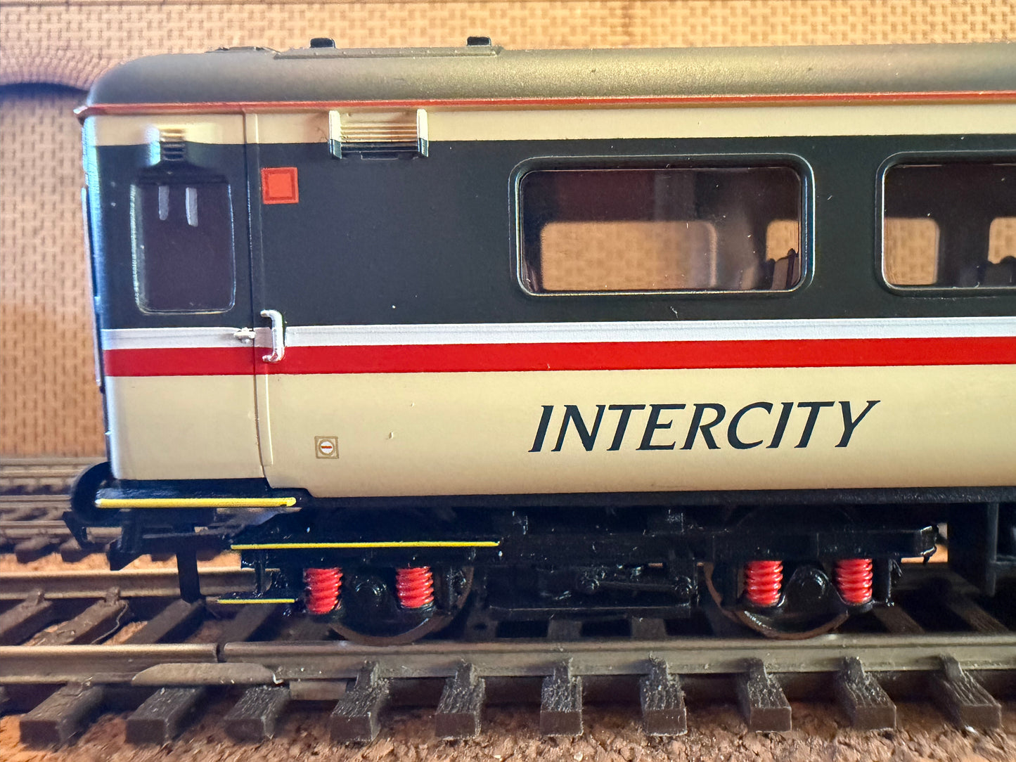 Hornby R4618 (OO) British Rail, MK2E Brake Standard Open No.9504 in Intercity Executive Livery.