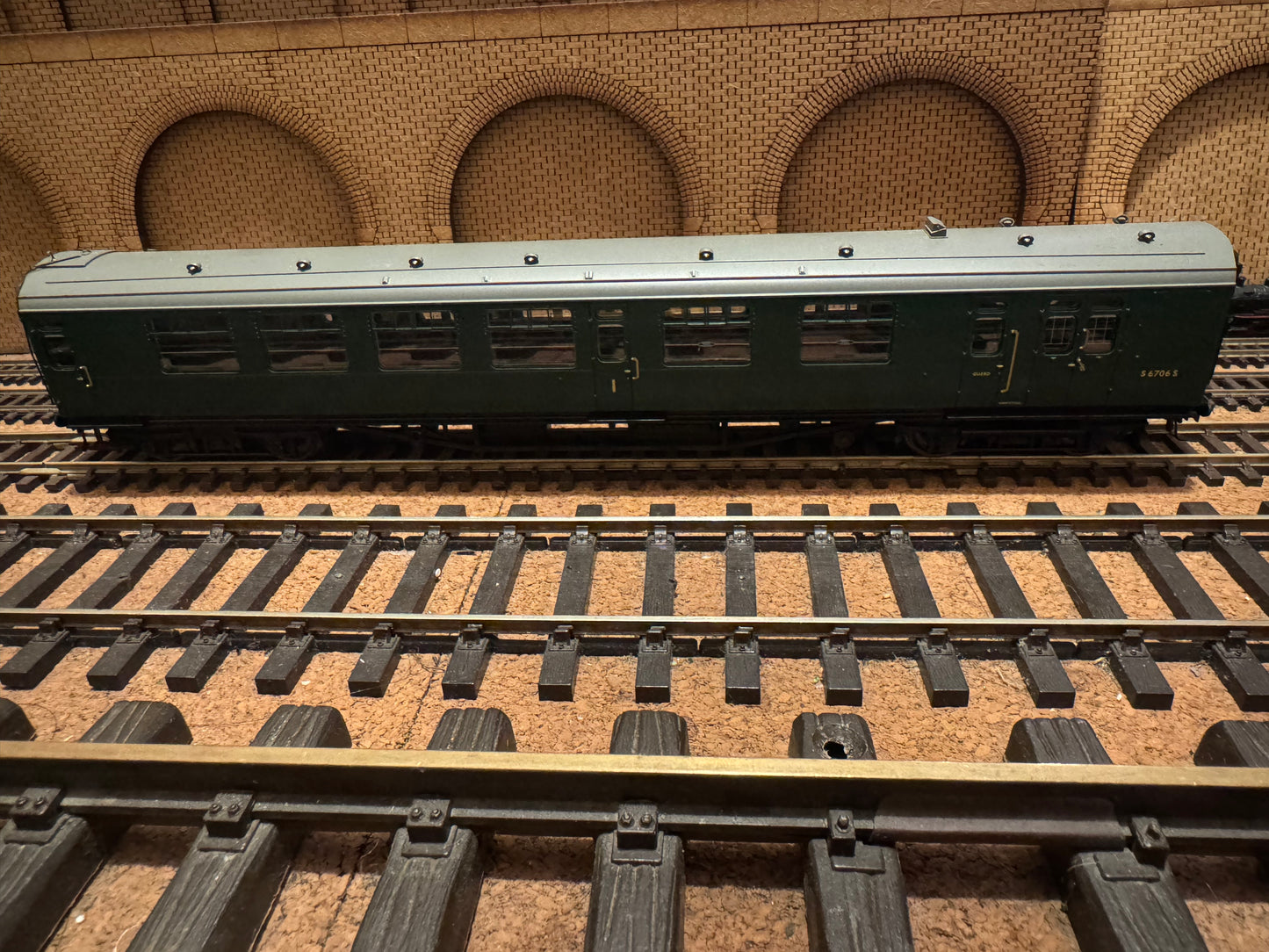 Bachmann 34-800 (OO) Ex SR, ‘Bulleid 10 Vent’ 63ft Brake Composite No.S6706S in British Railways Southern Region Green. Coaches set 69. 