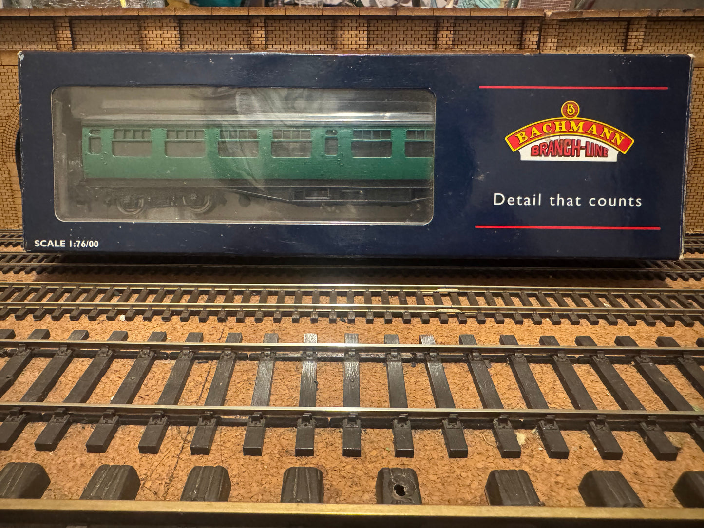 Bachmann 34-525B (OO) Ex SR ‘Builleid’ 63ft Steel Body, Corridor Second No.S125S in British Railways Southern Region Green. 