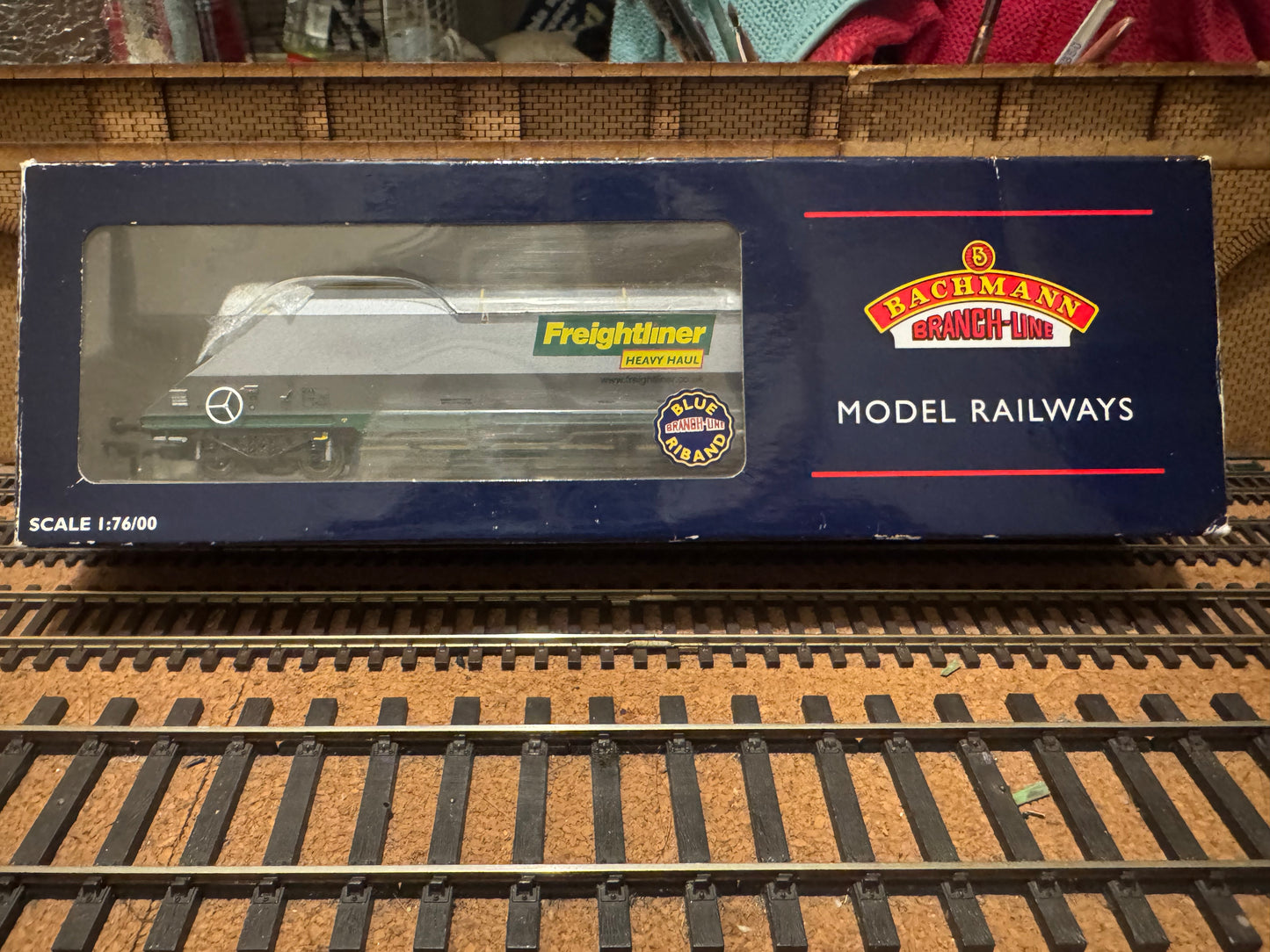 Bachmann 38-030A (OO) Freightliner 100T HHA Bogie Hopper with sliding end doors No.370429 in Freightliner Heavy Haul Livery with website address. 