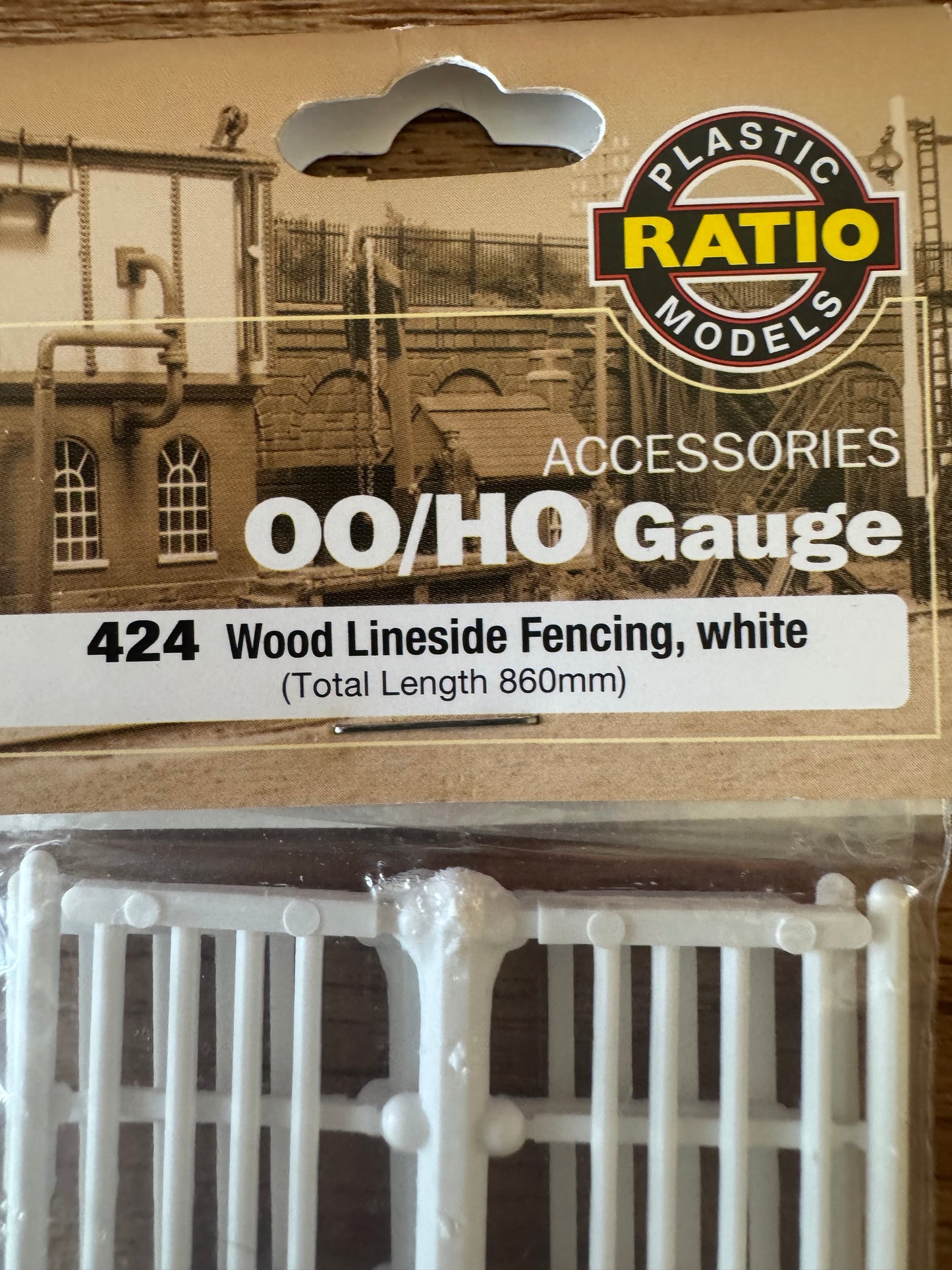 Ratio 424 (OO / 1:76) Wood Lineside Fencing In White Pack. Total Legth 86cm. 
