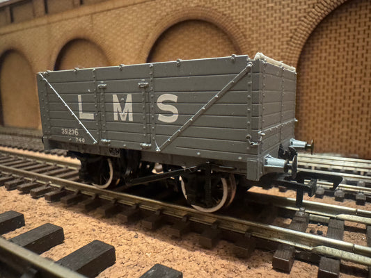 Bachmann 37-088 (OO) London Midland & Scottish Railway, Severn Plank Open Wagon No.351276 in LMS Grey. 
