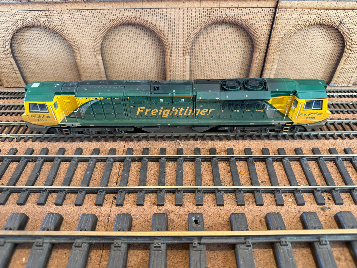 Bachmann 31-588 (OO) General Electric Class 70 No.70005 in Weathered Freightliner Powerhaul Livery. DCC Ready 
