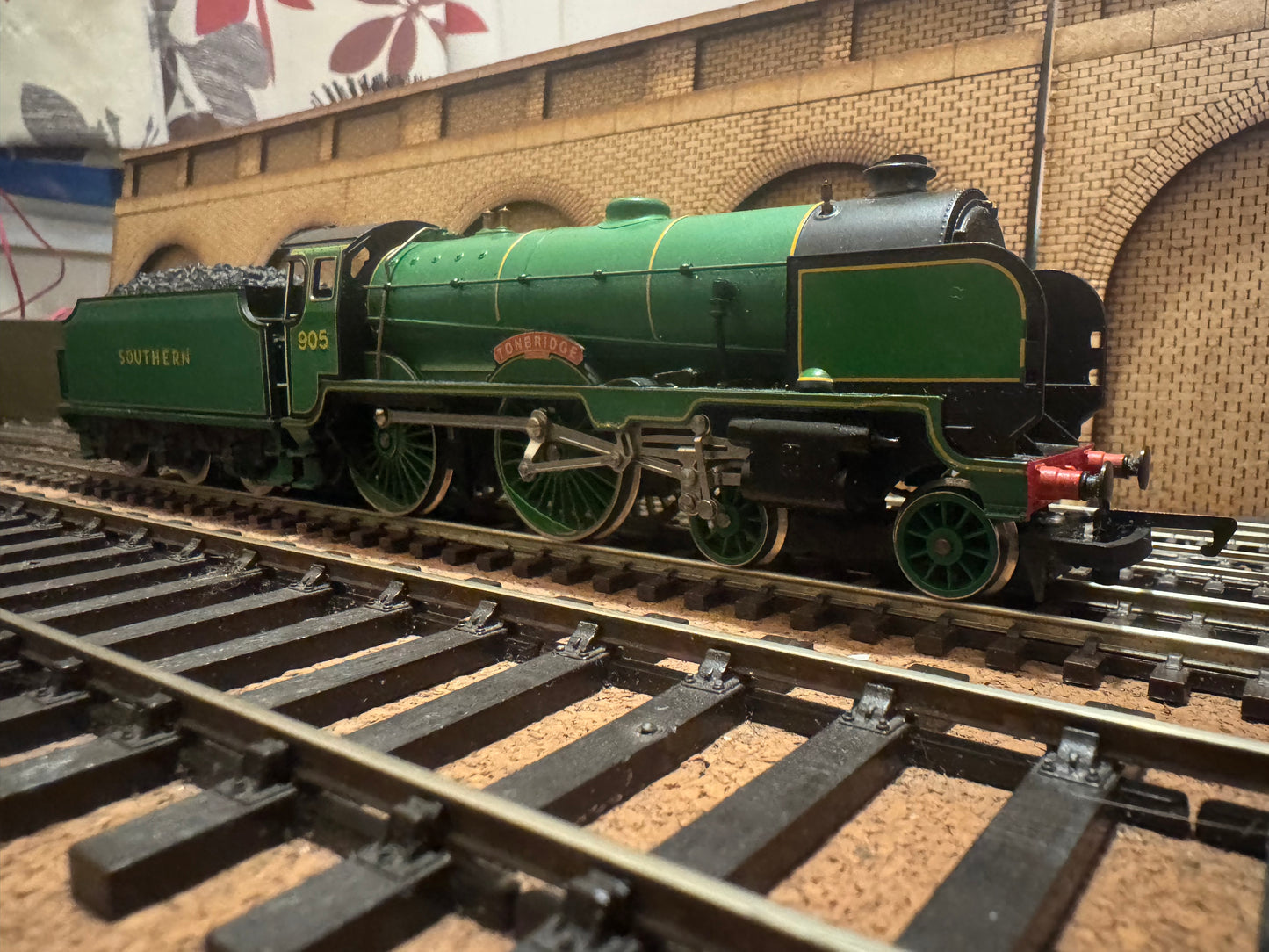 Hornby / Royal Doulton R648 (OO) ‘Waiting to Go’ Special Edition Collectors Set