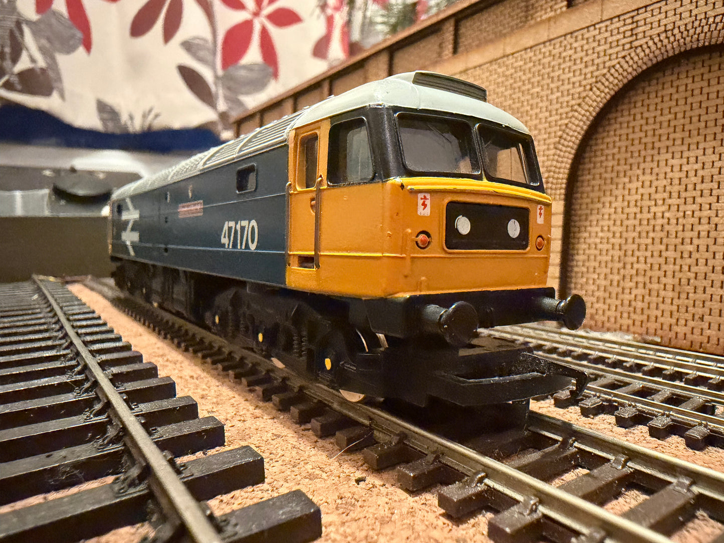 Hornby R307A (OO) British Railways Class 47 No.47170 “County of Norfolk” in BR Large Logo Blue 