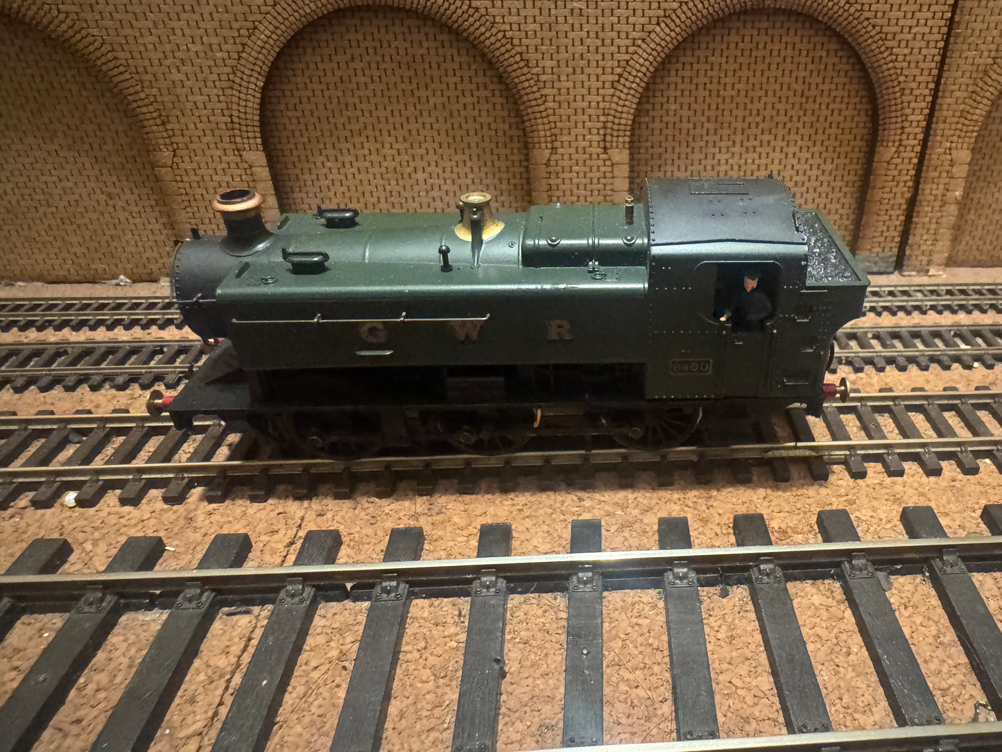 Lima / Mainline (OO) Great Western Railway ‘Hawksworth’ 94xx No.9400 in GWR Unlined Green. 