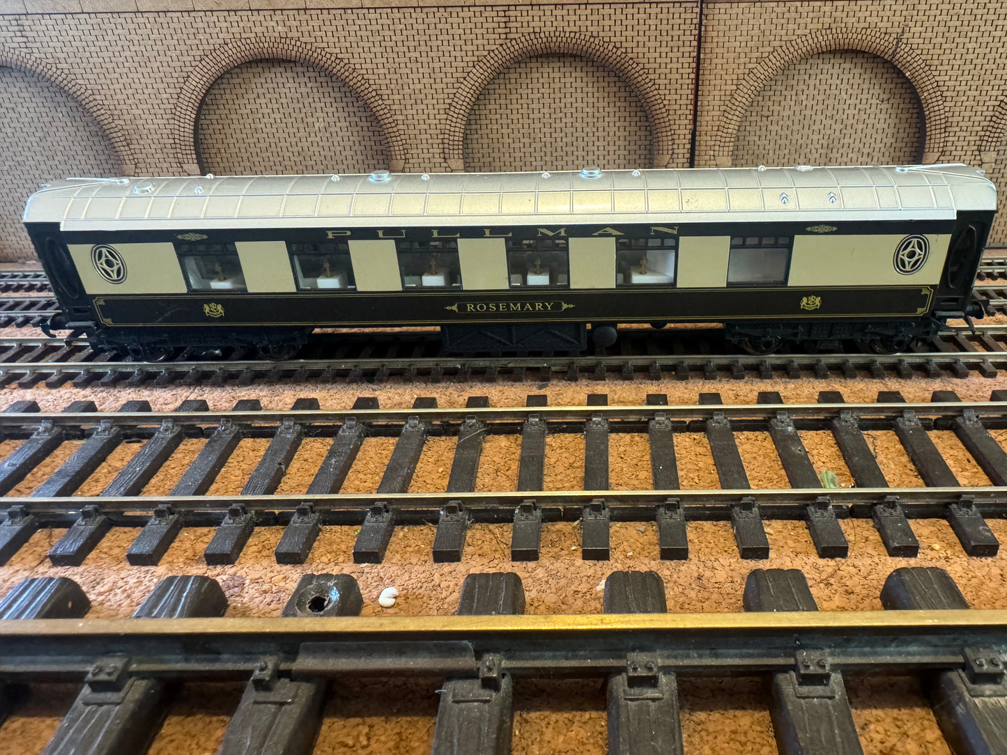 Hornby Railroad R4812 (OO) Pullman Car Company Type K, First Class Parlour Car “Rosemary” in PCC Livery (No Box). 