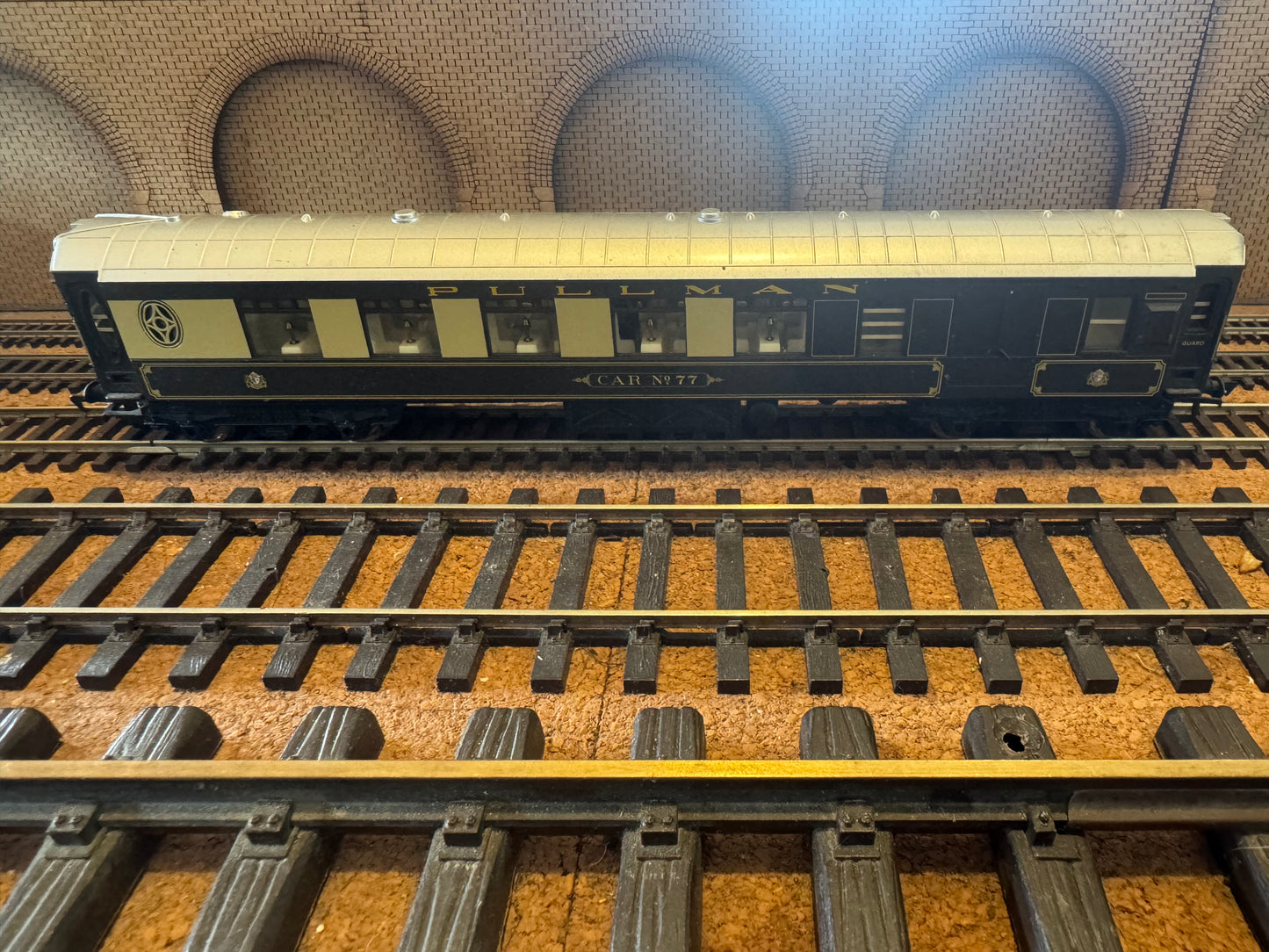Hornby Railroad R236C (OO) Pullman Type K, Third Class Parlour Brake No.77 