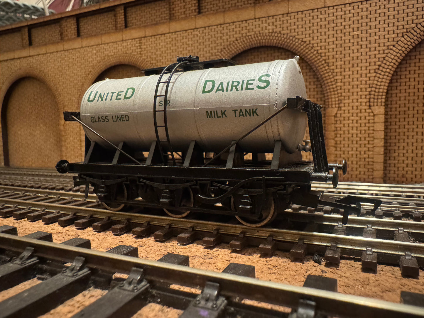 Dapol 4F-031-027 (OO) Southern Railway, 3000 Gallon, United Dairies Six Wheel Glass lined Milk Tank.