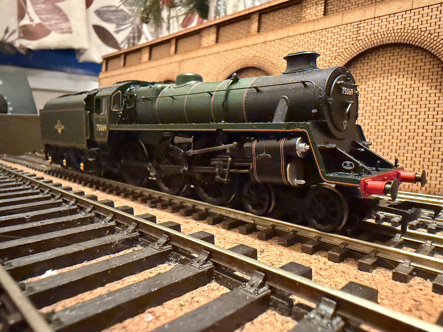 Bachmann 31-116 (OO) British Railways Standard 4MT 4-6-0 No.75069 with BR1B Tender in as Preserved BR Western Region Lined Green. DCC Fitted 