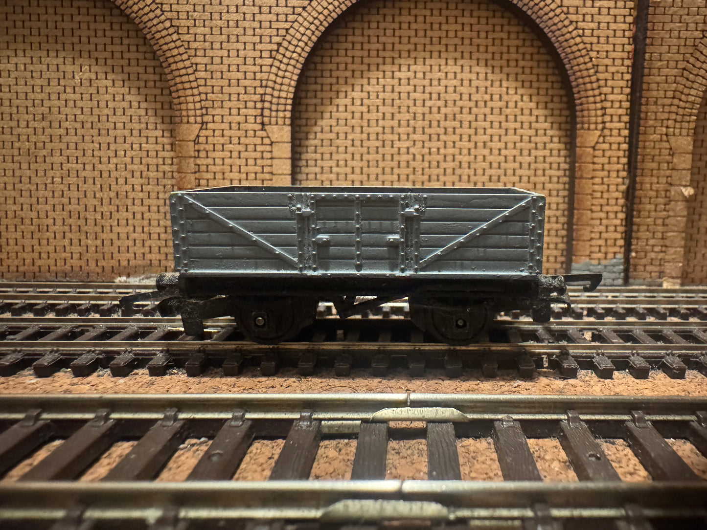 Tri-ang T176 (TT) X2 British Railways 12T Six plank wagons