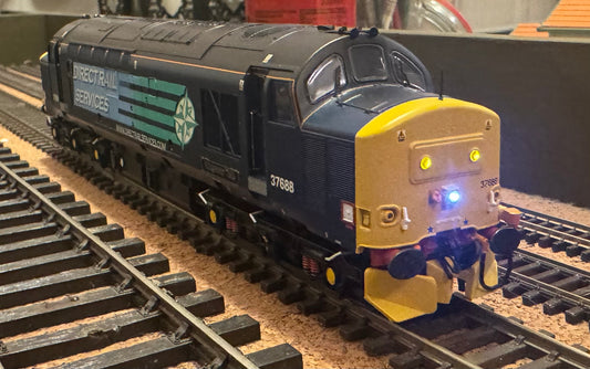 Bachmann (OO) Ex British Railways Class 37/5 No.37688 “Kingmoor TMD” in Direct Rail Services ‘Compass’ Livery. DCC Ready