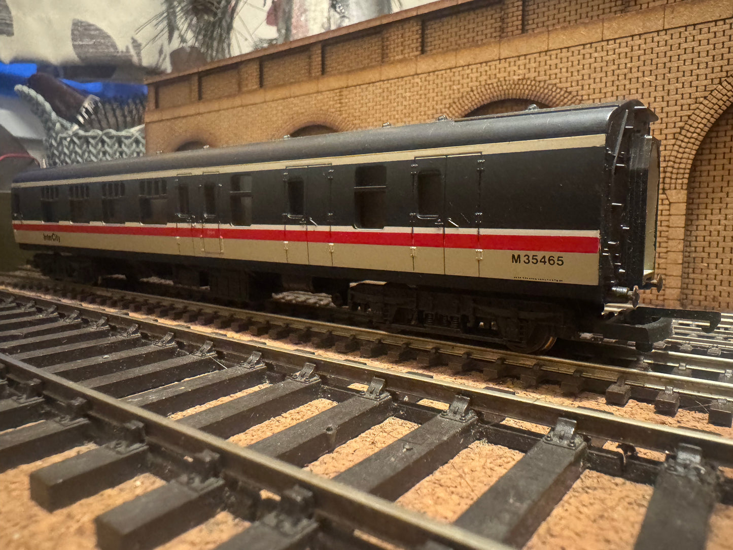 Lima 305372 (OO) British Railways MK1 Brake Corridor Second No.M35465 in British Rail Intercity Executive Livery 