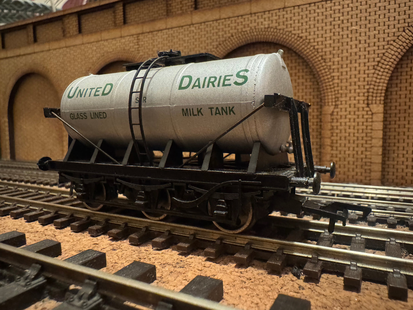 Dapol 4F-031-027 (OO) Southern Railway, 3000 Gallon, United Dairies Six Wheel Glass lined Milk Tank.